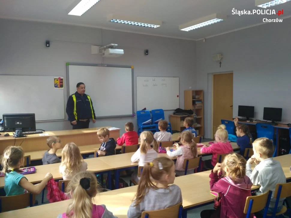 Policjanci z chorzowskiej drogówki odwiedzili uczniów z SP nr 21
