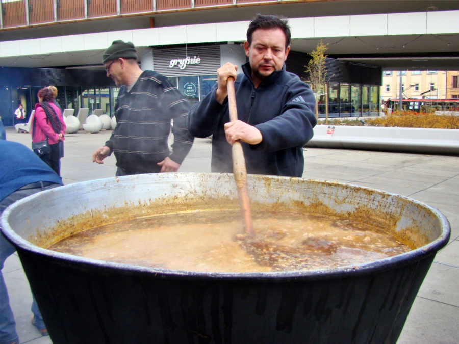 Wielkie gotowanie żuru na Rynku w Chorzowie. Rozdano tysiąc porcji! [ZDJĘCIA]