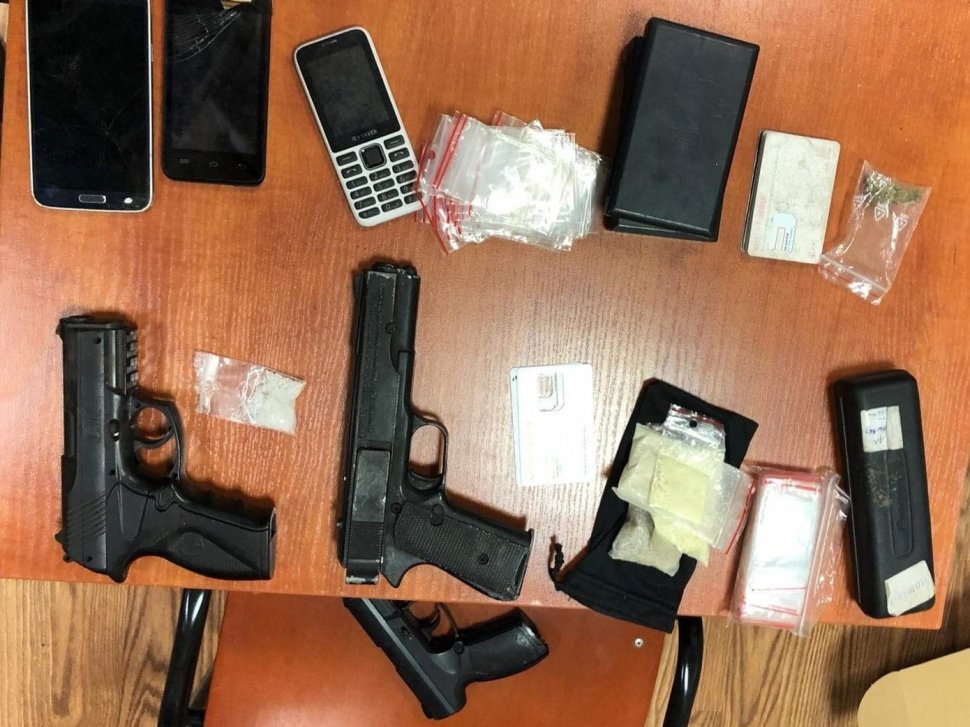 Włamywacz zatrzymany. W mieszkaniu miał narkotyki i przedmioty przypominające broń