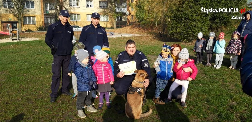 Dzielnicowi i przewodnik psa z wizytą u przedszkolaków