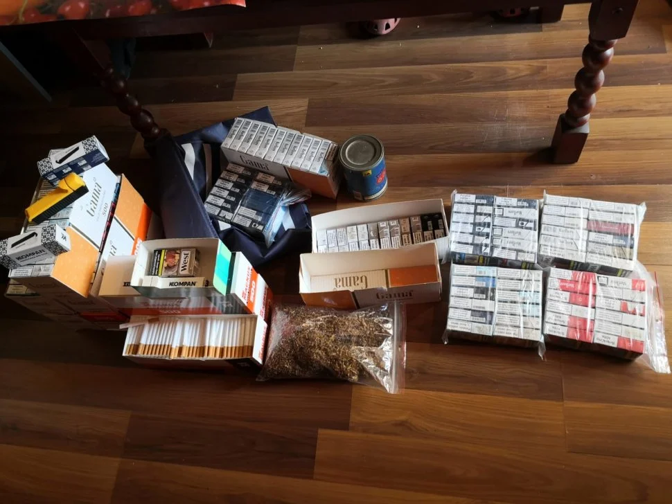 3 kg tytoniu i 235 paczek papierosów bez polskich znaków akcyzy. 67-latka zatrzymana