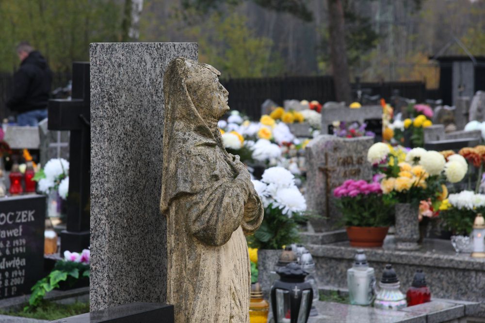 Dzisiaj obchodzimy Dzień Wszystkich Świętych. Na cmentarzach zapłonęło tysiące zniczy