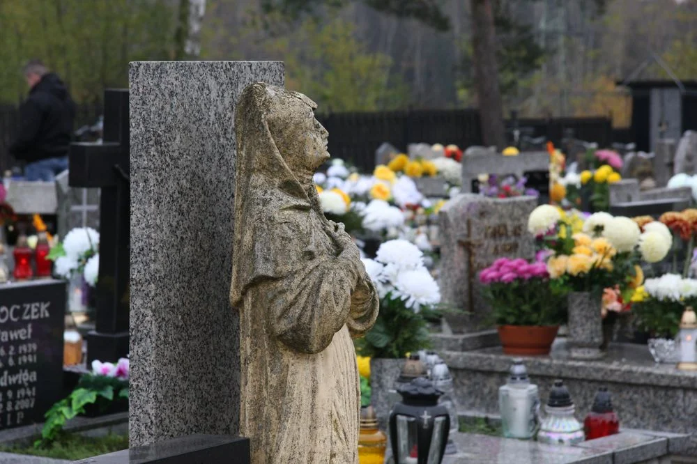 Dzisiaj obchodzimy Dzień Wszystkich Świętych. Na cmentarzach zapłonęło tysiące zniczy