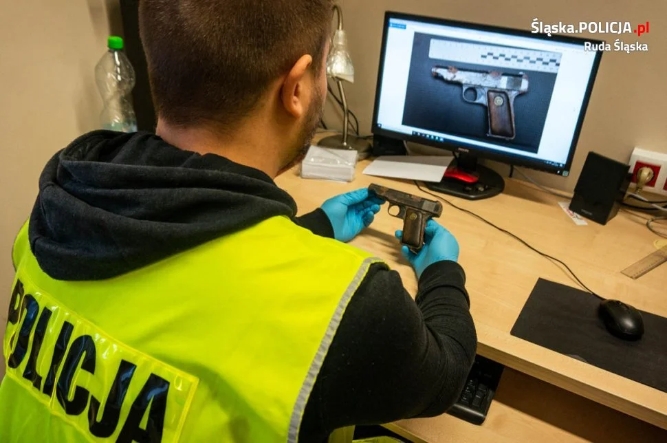Ruda Śląska: W trakcie rozbiórki domu znaleźli stary pistolet