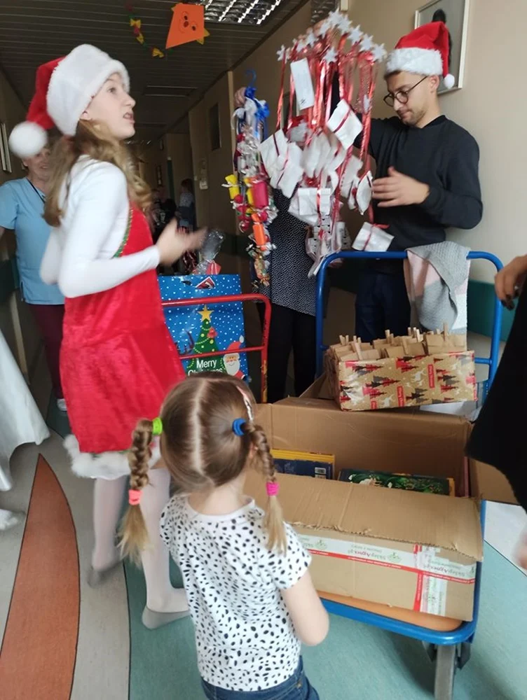 Podarowali dzieciom w szpitalu uśmiech 11