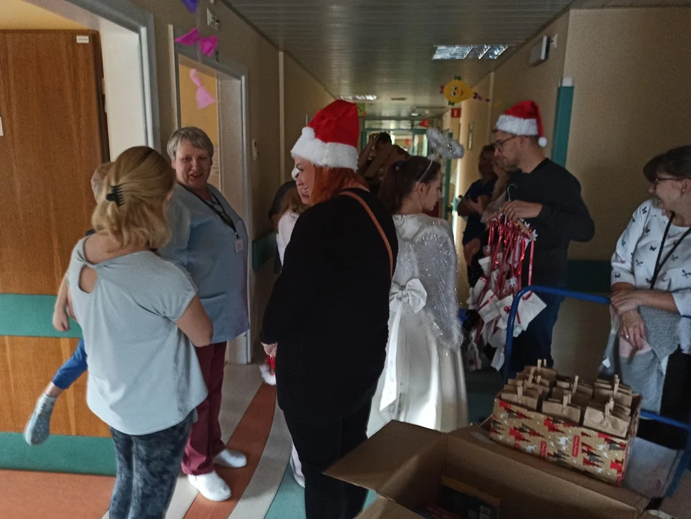 Podarowali dzieciom w szpitalu uśmiech 15