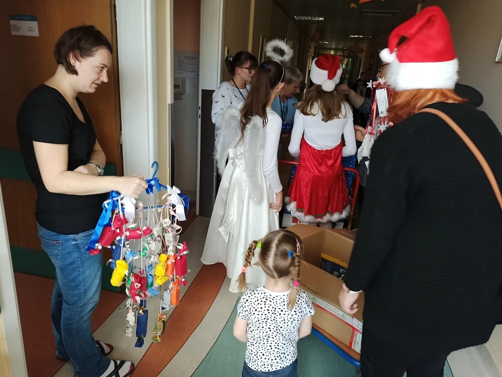 Podarowali dzieciom w szpitalu uśmiech 22