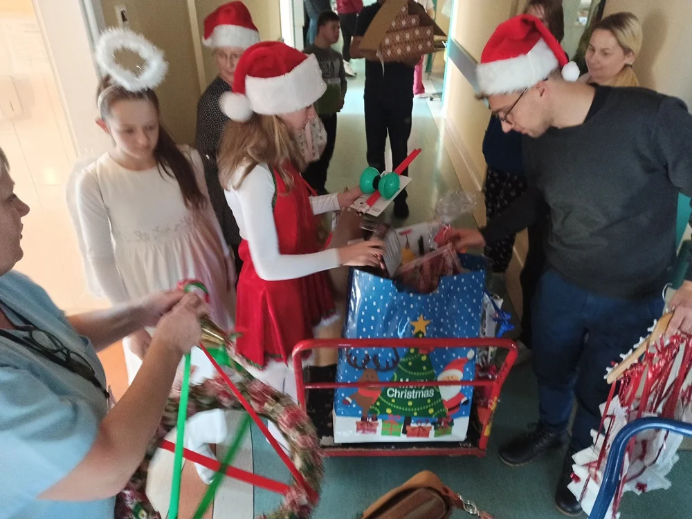 Podarowali dzieciom w szpitalu uśmiech 32