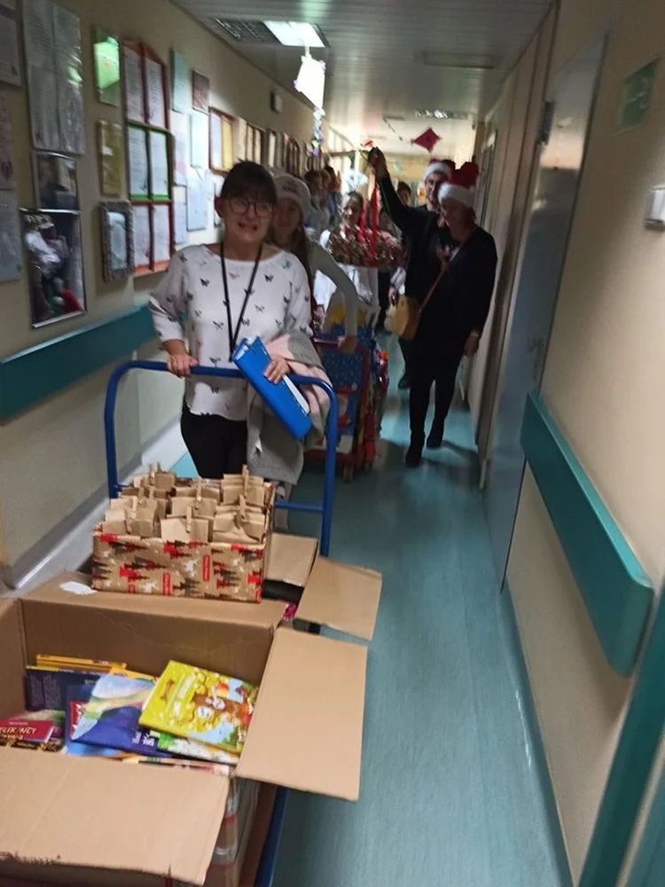 Podarowali dzieciom w szpitalu uśmiech 33