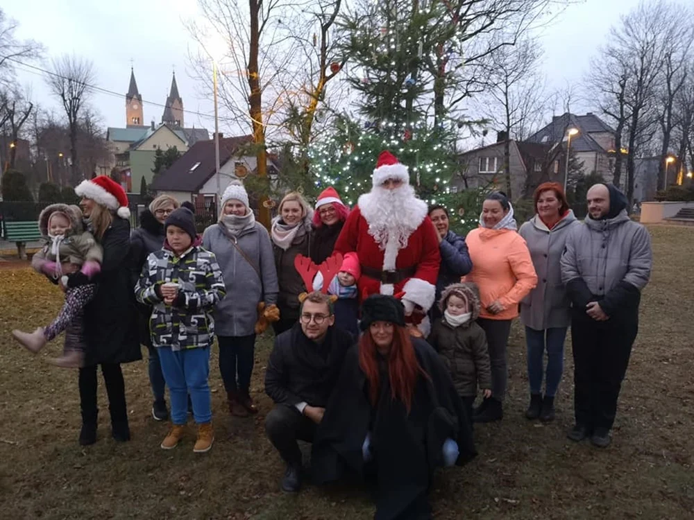 Mieszkańcy, w rodzinnej atmosferze, ubierali choinkę na kochłowickich plantach