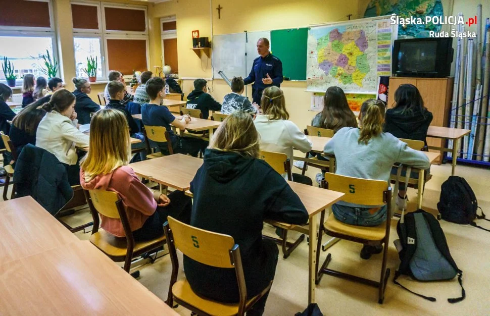 Policjant rozmawiał z uczniami o odpowiedzialności i handlu ludźmi