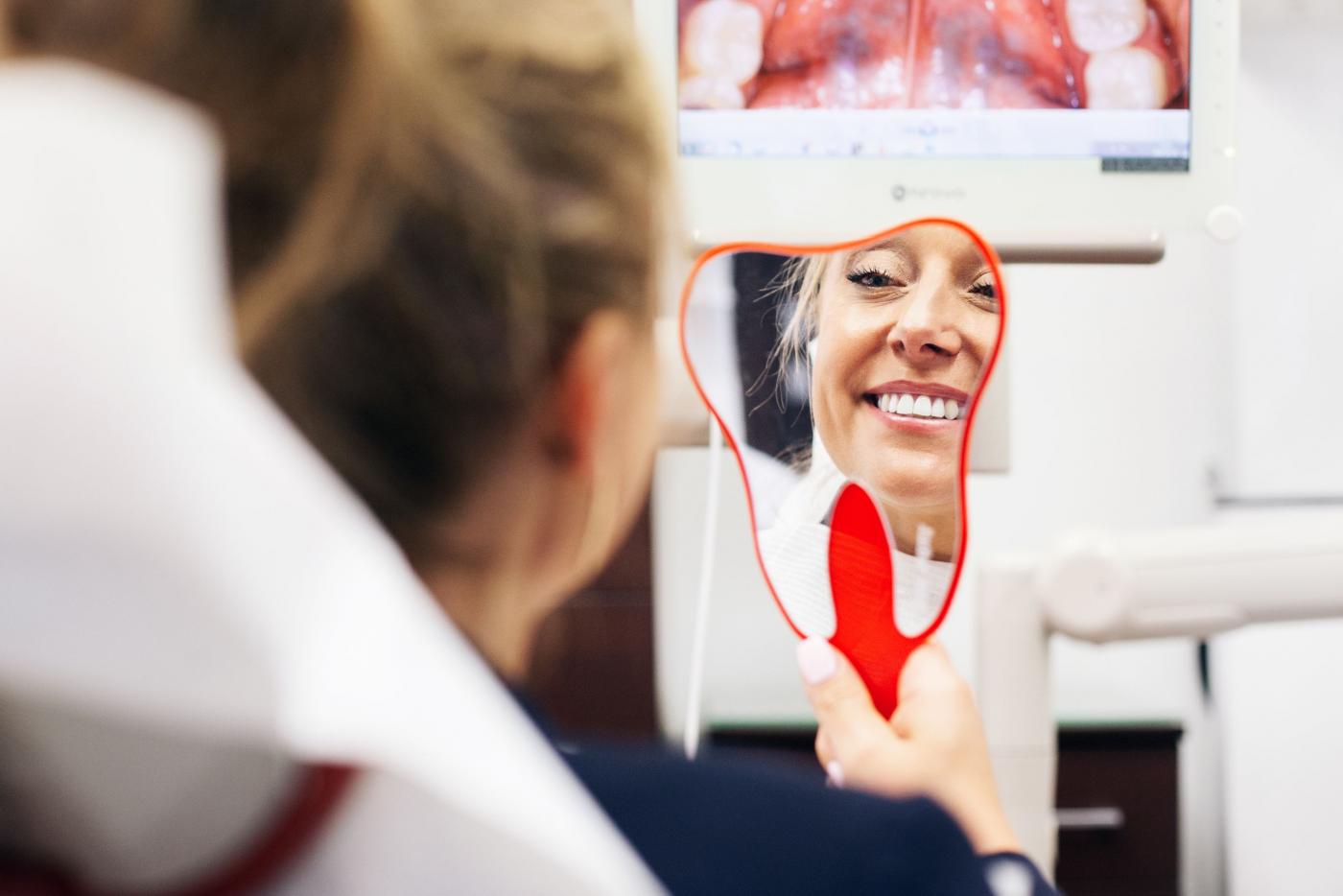 Chcesz mieć piękne, lśniące, białe zęby? Skorzystaj ze stomatologii estetycznej