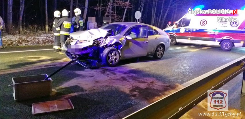 Wypadek na DK 44: 4 osoby ranne, w tym ciężarna i dziecko. Sprawca ma złamany kręgosłup