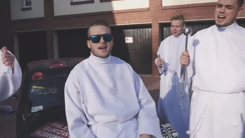 Parodia młodych mieszkańców Katowic "Ona by tak chciała służyć ze mną" stała się hitem!