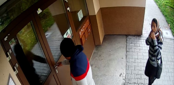 Podejrzani o kradzież pieniędzy z mieszkania przy ul. Karliczka. Rozpoznajesz ich?