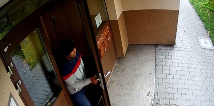 Podejrzani o kradzież pieniędzy z mieszkania przy ul. Karliczka. Rozpoznajesz ich?