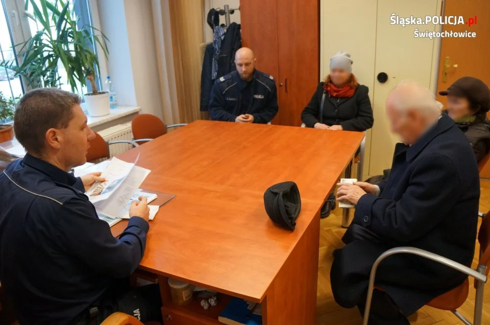 Patrol policji znalazł na ulicy 10 tys. zł. w kopercie - zguba już wróciła do właściciela