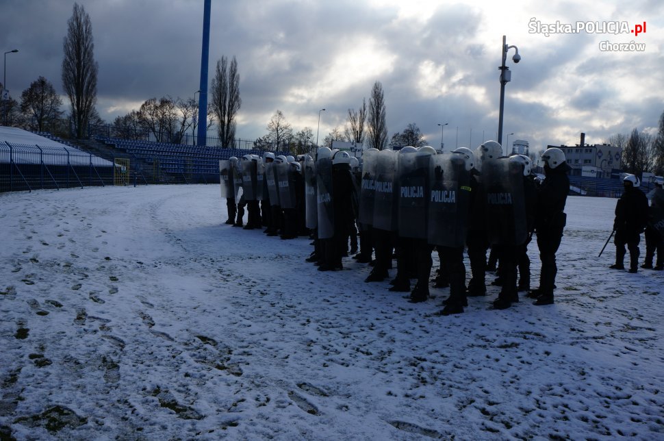 Chorzowscy policjanci przeprowadzili ćwiczenia symulacyjne na Stadionie Ruchu Chorzów