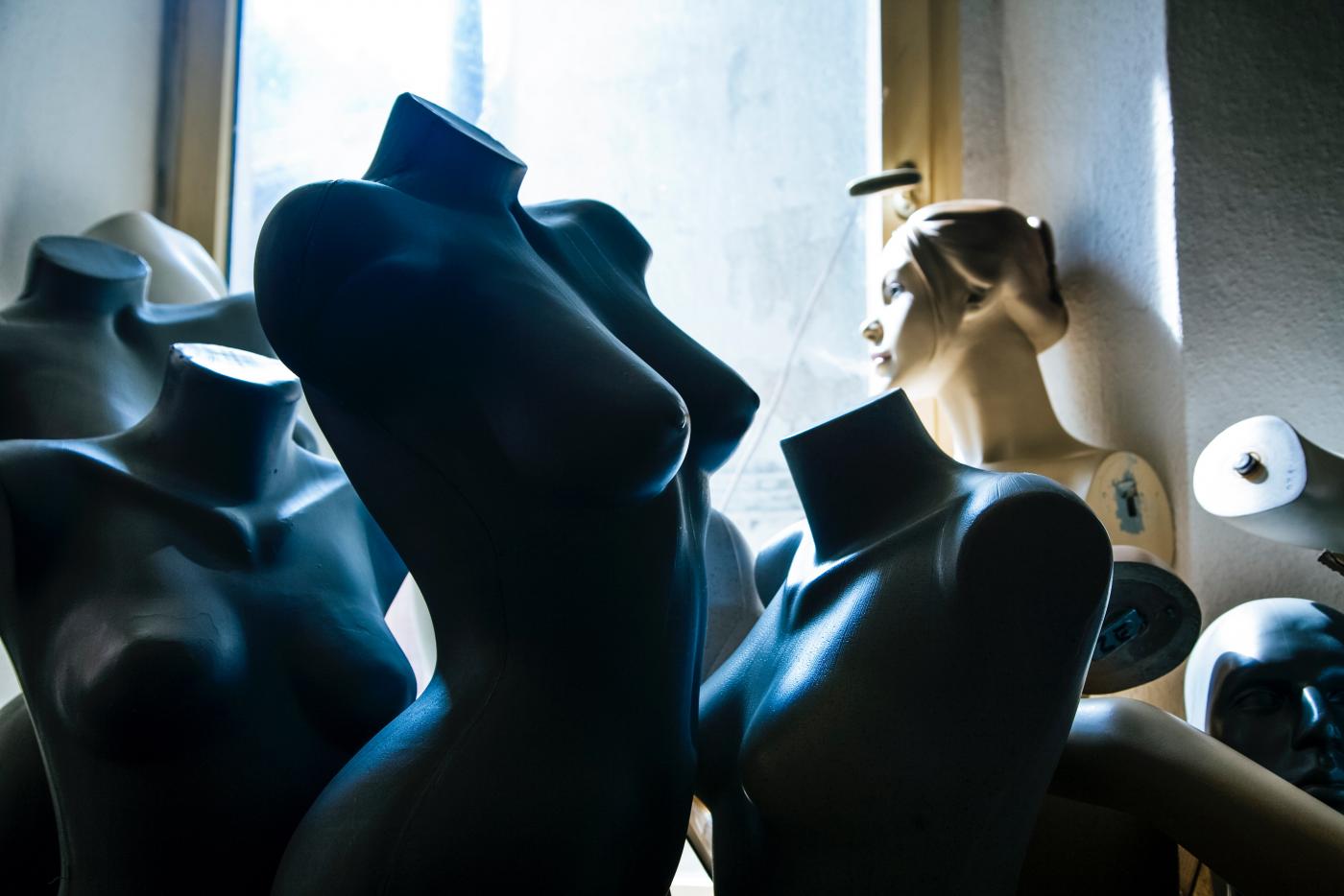 Manekiny damskie - jak dobrać je, by idealnie eksponowały modę?