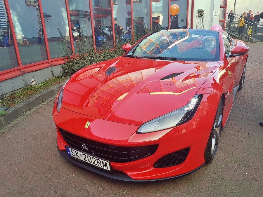Do szpitala w Chorzowie Mikołaj podjechał czerwonym Ferrari [ZDJĘCIA]
