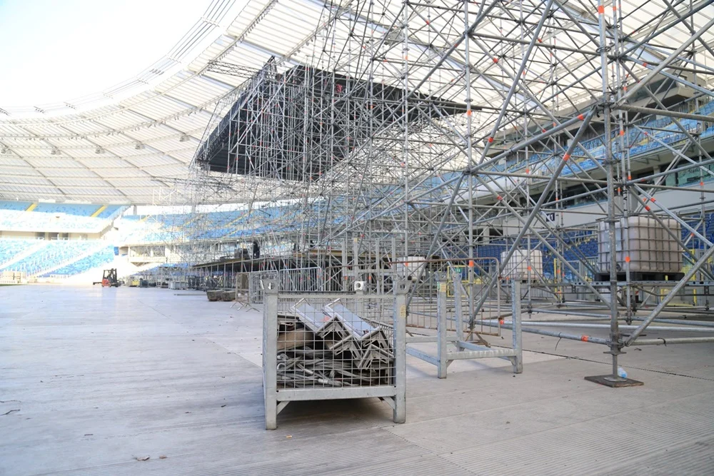 Przygotowania do Sylwestra trwają. Na Stadionie Śląskim wznoszona jest ogromna scena