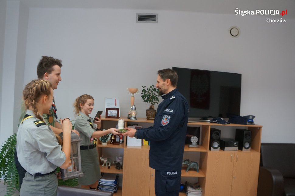 Betlejemskie światełko pokoju dotarło do chorzowskiej komendy