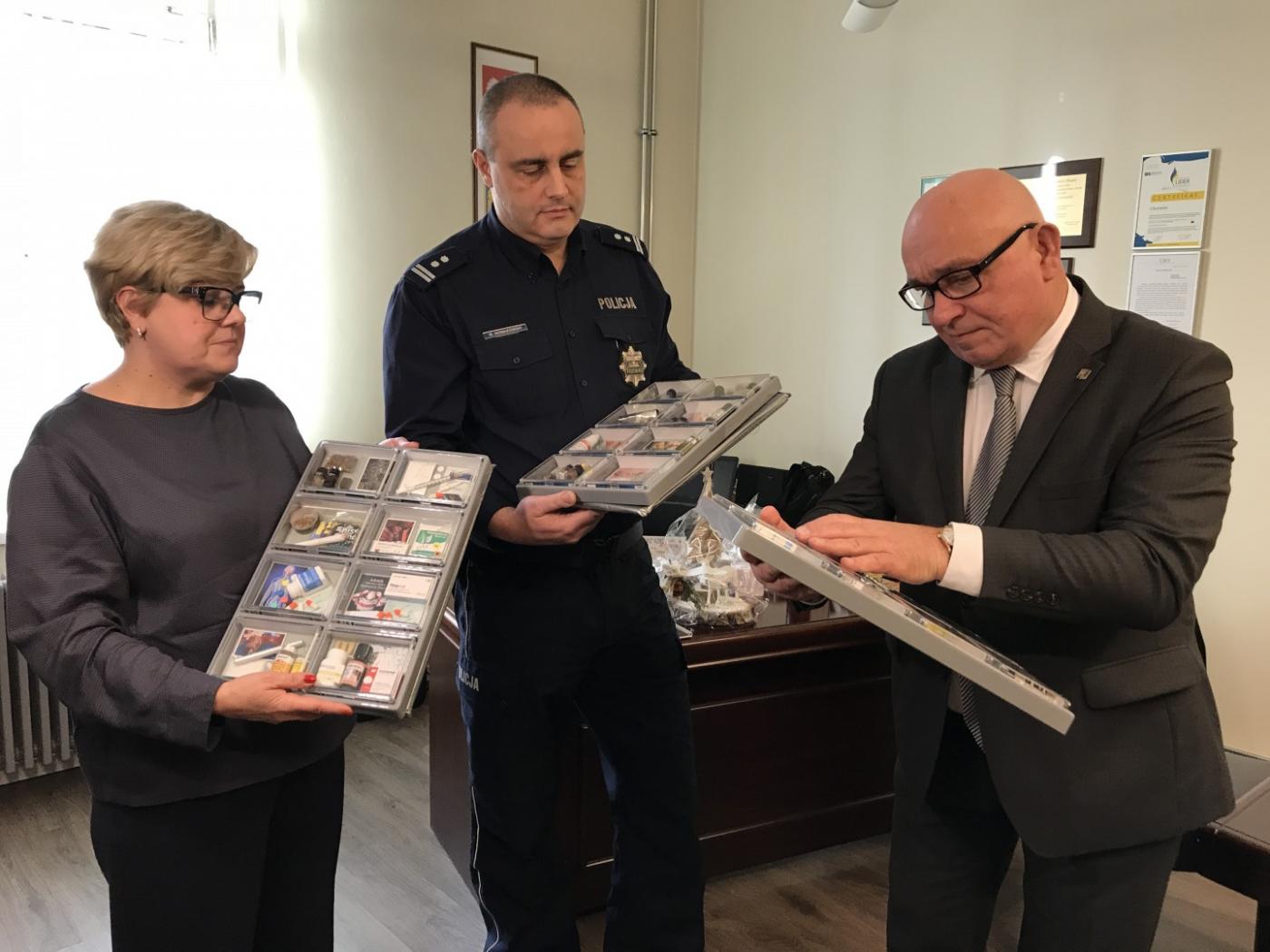 Walizka pełna narkotyków wkrótce trafi do chorzowskich szkół. W jakim celu?