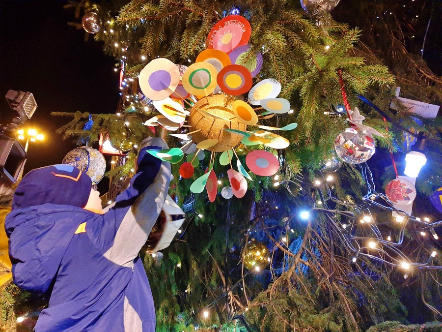 Mieszkańcy Chorzowa wspólnie przystroili miejską choinkę [ZDJĘCIA]