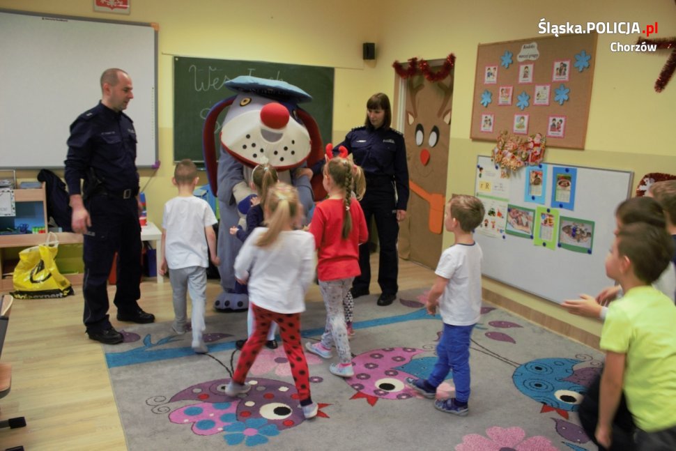 Policjanci i Sznupek w przedszkolu nr 29 w Chorzowie