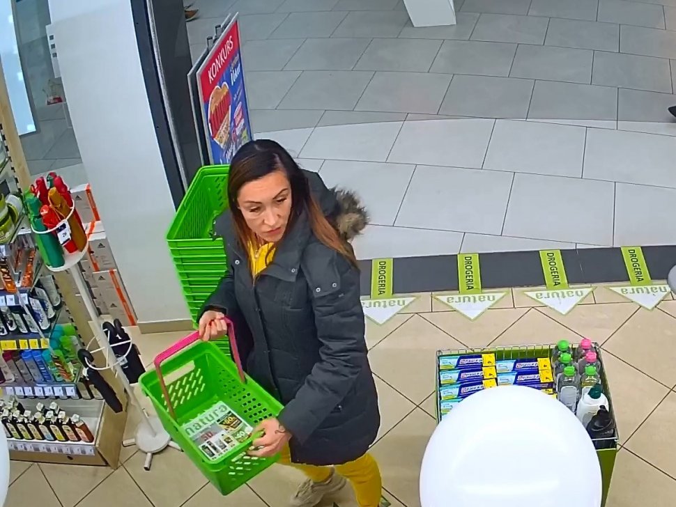 Ta kobieta podejrzana jest o kradzież kosmetyków. Rozpoznajesz ją?