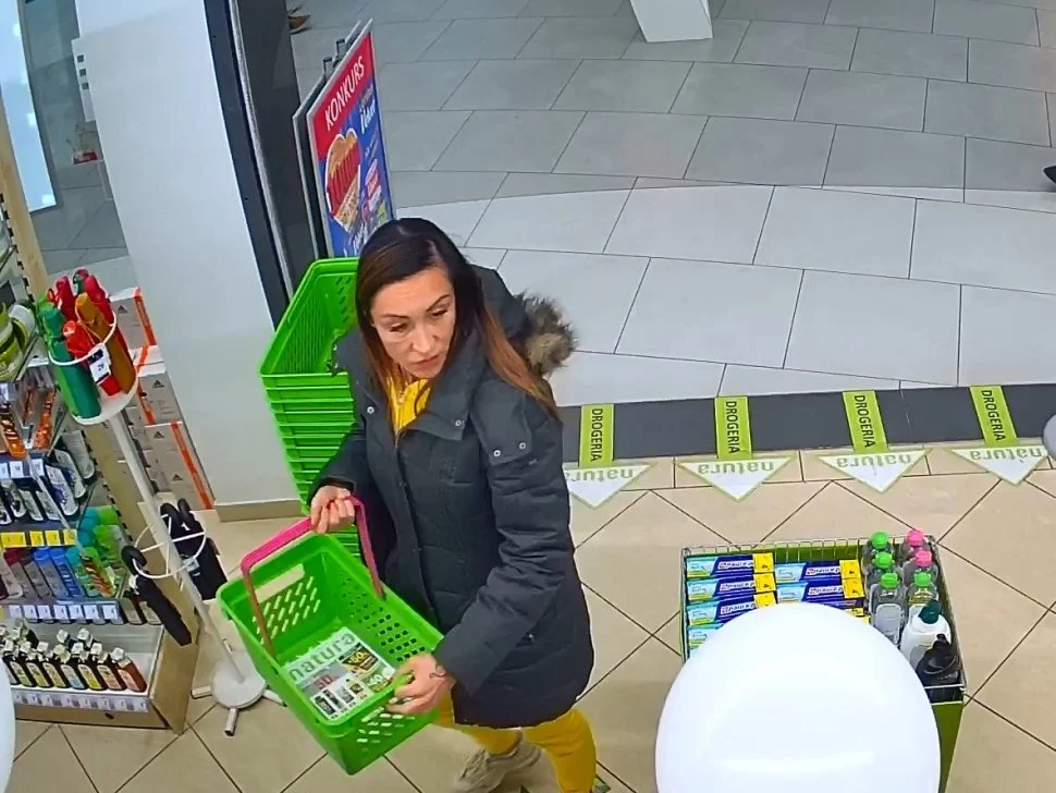 Ta kobieta podejrzana jest o kradzież kosmetyków. Rozpoznajesz ją?