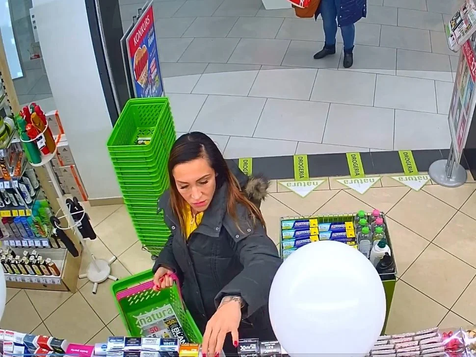 Ta kobieta podejrzana jest o kradzież kosmetyków. Rozpoznajesz ją?