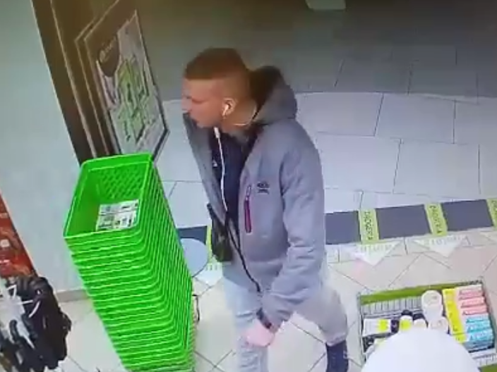 Ten mężczyzna jest podejrzany o kradzież kosmetyków. Rozpoznajesz go?