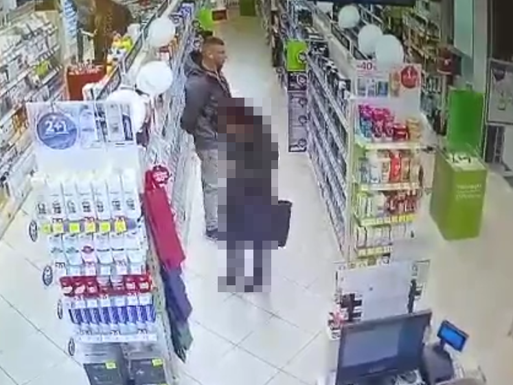 Ten mężczyzna jest podejrzany o kradzież kosmetyków. Rozpoznajesz go?