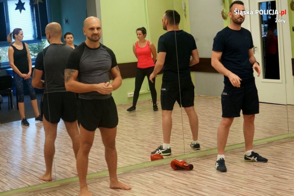 Żorscy dzielnicowi przeprowadzili zajęcia z samoobrony