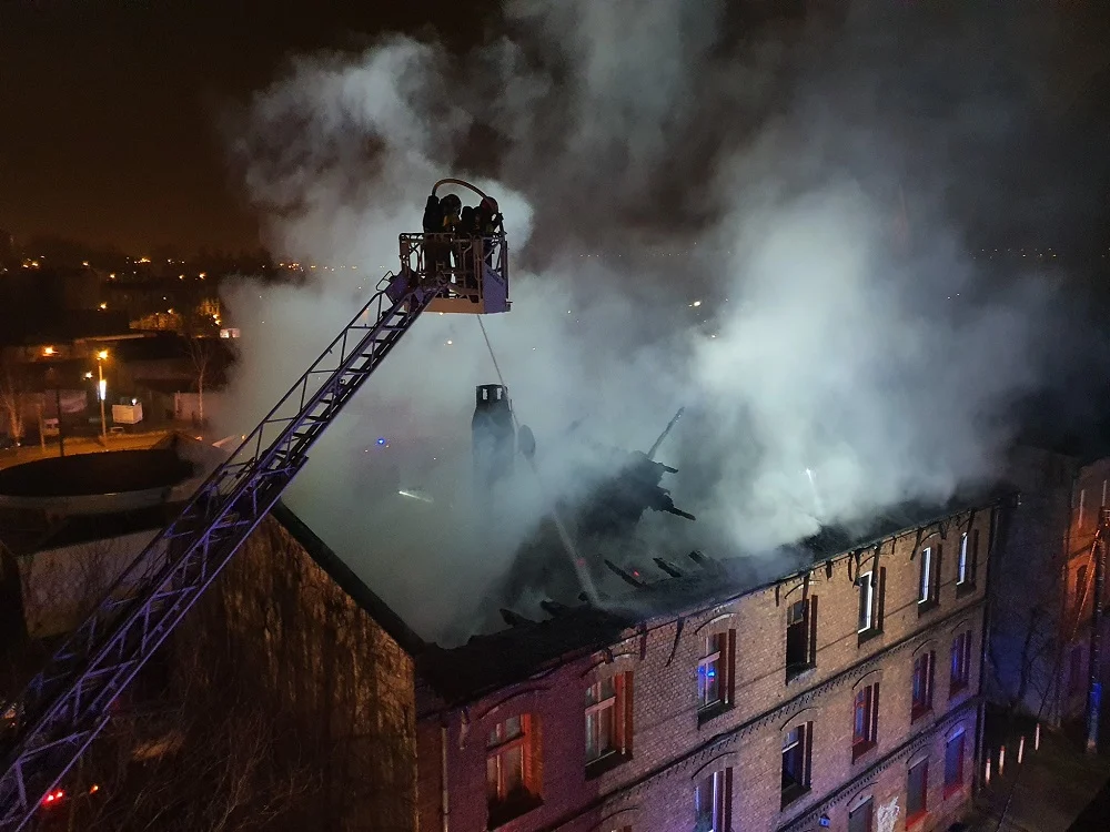 Pożar poddasza przy ul. Krasińskiego. Z budynku ewakuowano ponad 20 osób