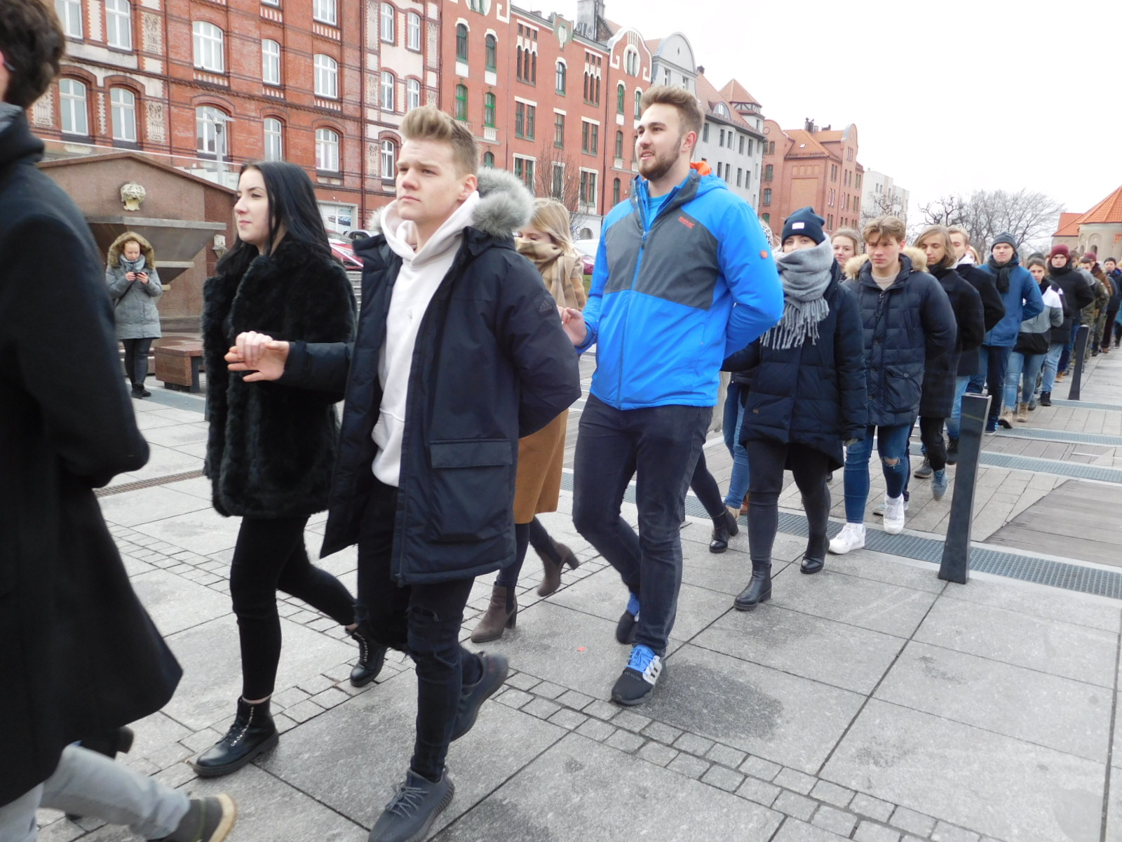 Maturzyści zatańczyli poloneza na rudzkim rynku