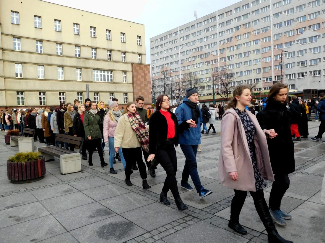 Rudzcy maturzyści na rynku wspólnie zatańczyli poloneza... i nie tylko!