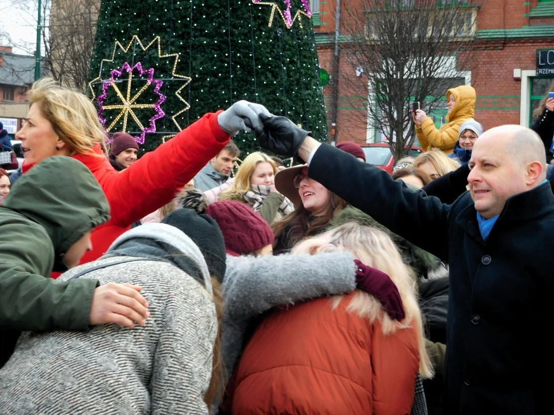 Rudzcy maturzyści na rynku wspólnie zatańczyli poloneza... i nie tylko!