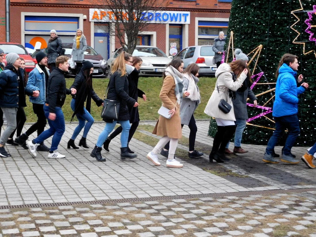 Rudzcy maturzyści na rynku wspólnie zatańczyli poloneza... i nie tylko!