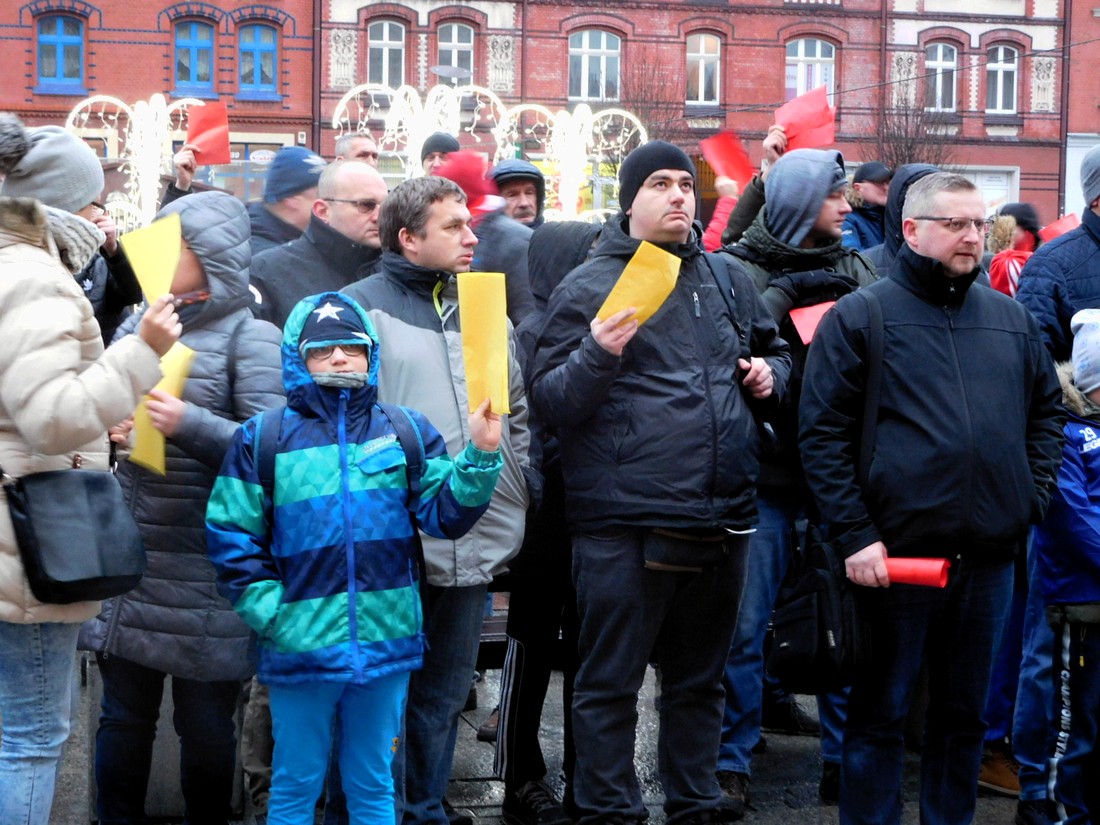 protest na rynku w sprawie finansowania sportu w Rudzie Śląskiej 17