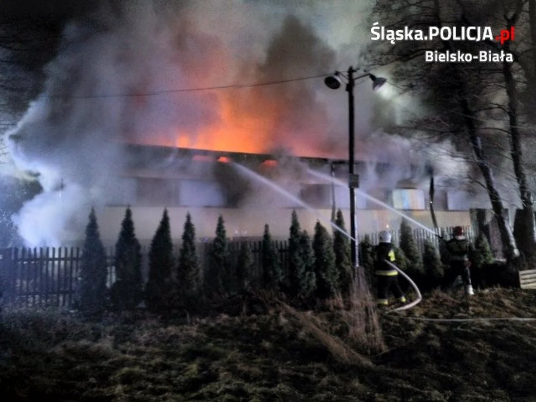 Płonie fabryka drewnianych zabawek w Buczkowicach - na miejscu kilkanaście zastępów straży pożarnej