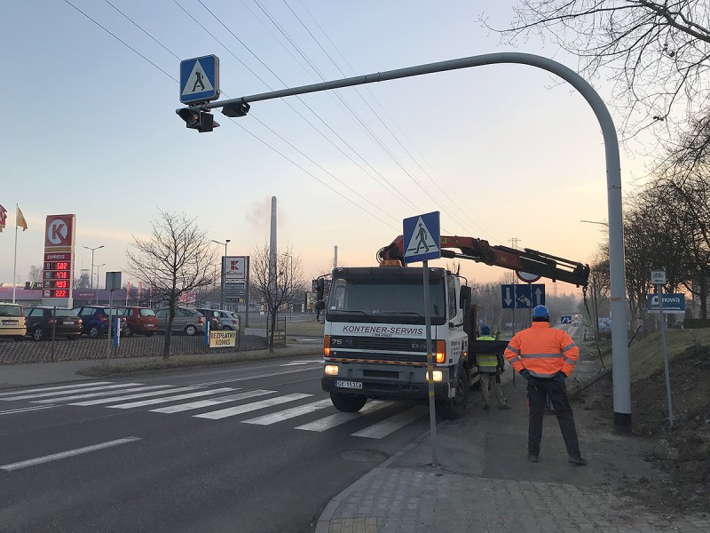 Siemianowice Śląskie: Ciąg dalszy wymiany starych słupów oświetleniowych