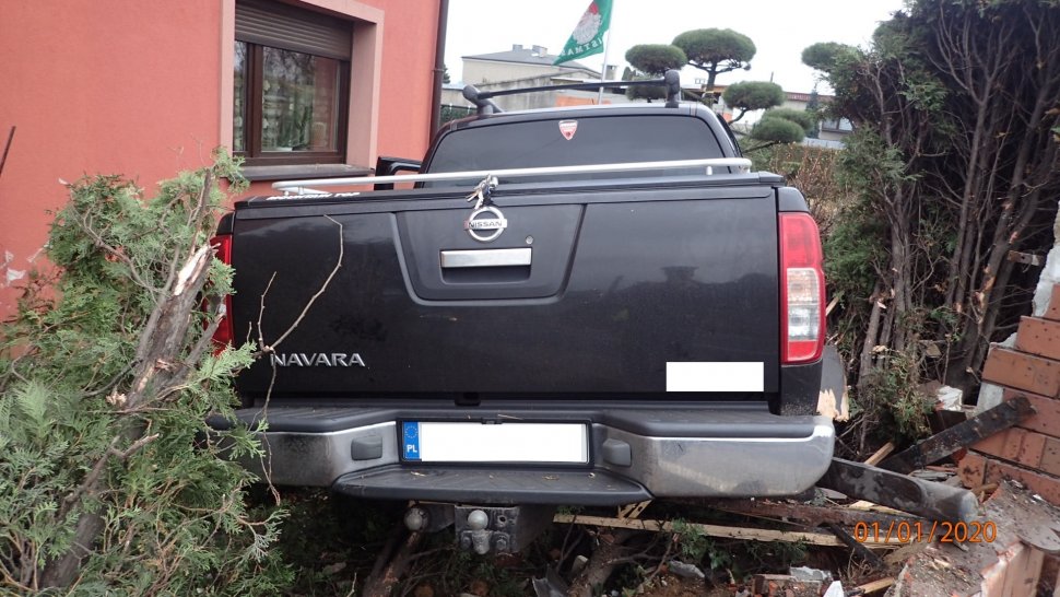 Pijany mężczyzna wjechał w ogrodzenie i uciekał!