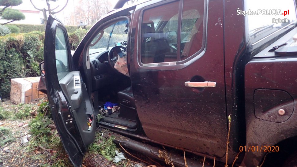 Pijany mężczyzna wjechał w ogrodzenie i uciekał!