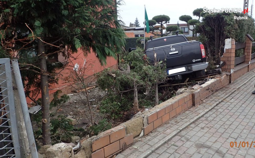 Pijany mężczyzna wjechał w ogrodzenie i uciekał!