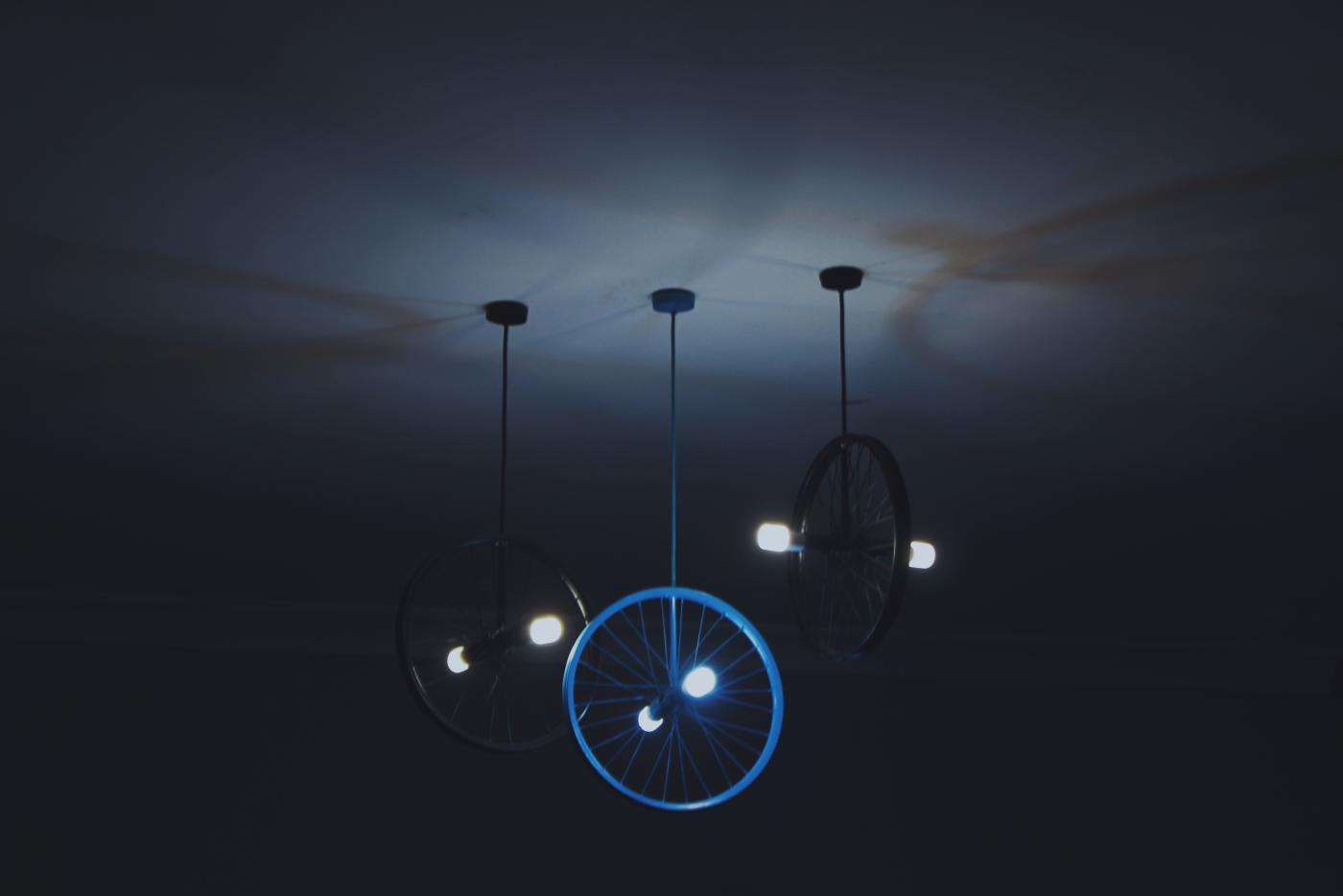 Nowoczesne lampy wiszące - niezbędny element każdego stylowego wnętrza!