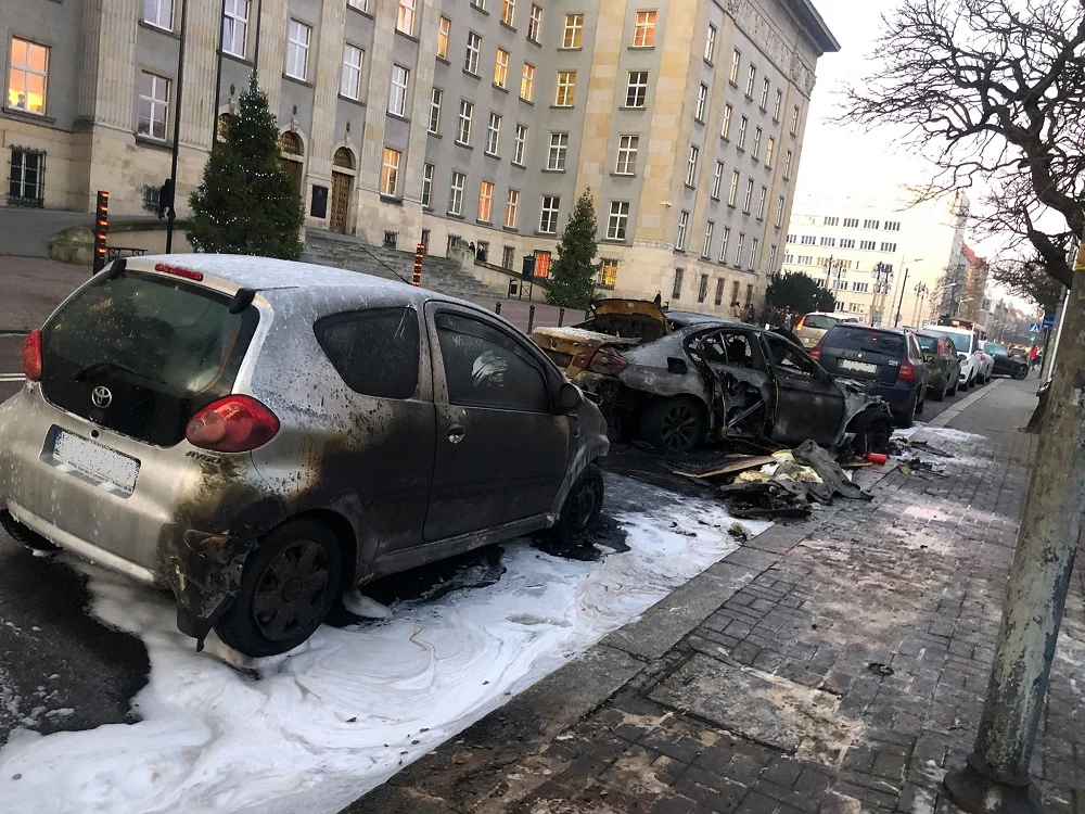 W nocy na wysokości Urzędu Wojewódzkiego w Katowicach doszło do pożaru samochodu marki BMW