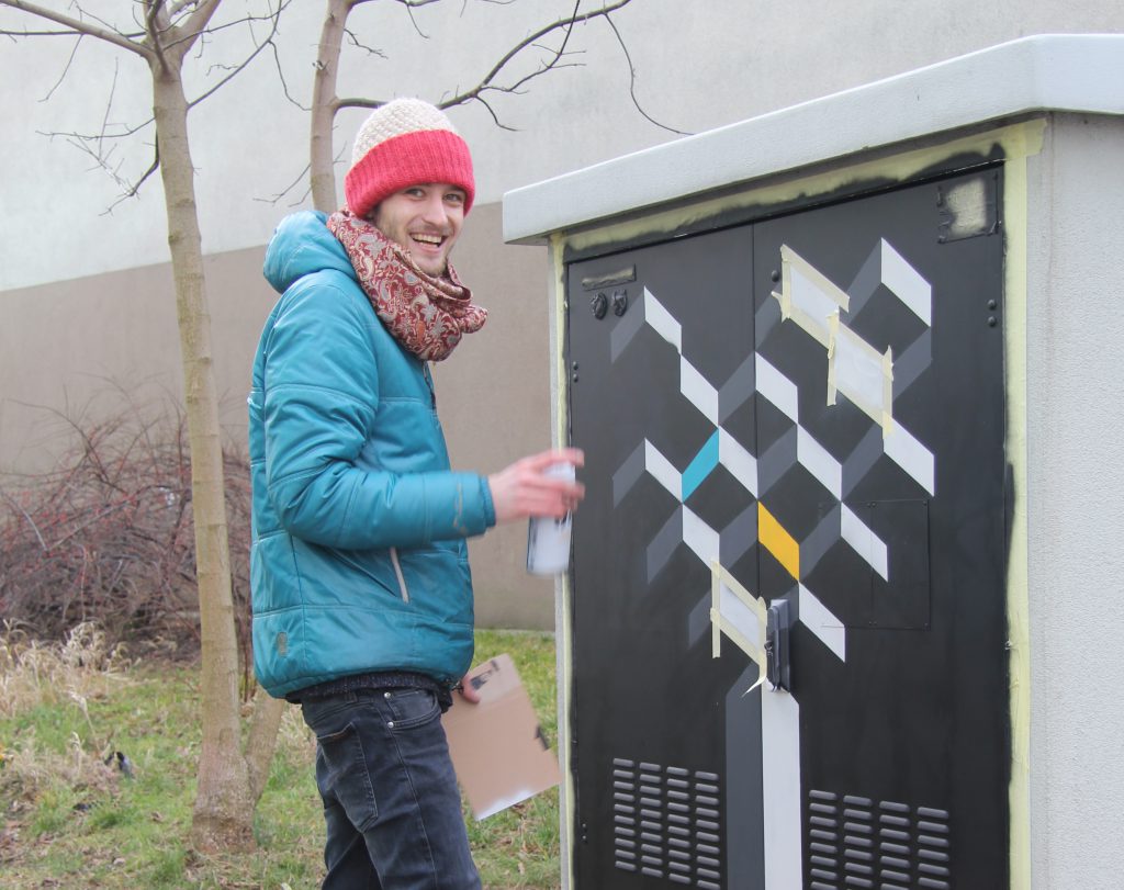 Artysta Kacper Mutke pomaluje wybrane skrzynki elektryczne w Śródmieściu Katowic