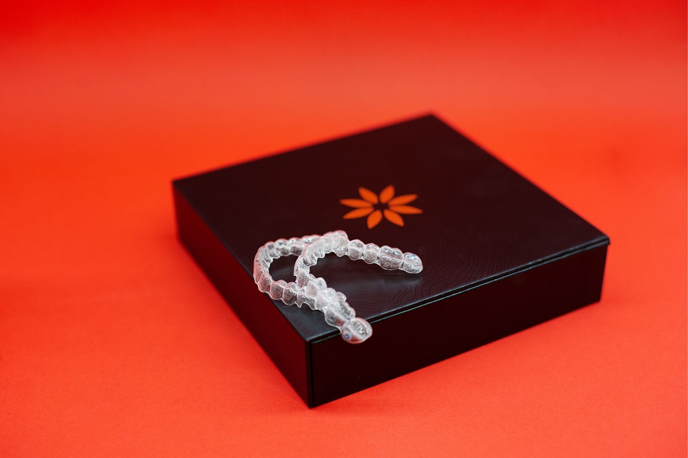 Rewolucyjny aparat na zęby Invisalign - niewidoczny i bezbolesny!